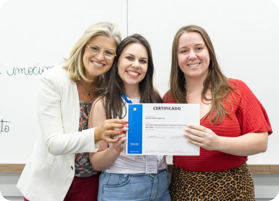 Greice Entregando Certificado para alunos