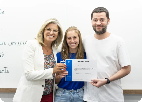 Greice Entregando Certificado para alunos